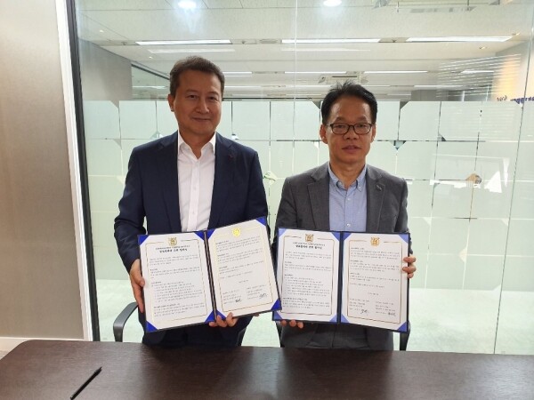 ㈜강원대학교기술지주(대표이사 윤경구)는 서울대학교기술지주㈜(대표이사 박동원)와 8월 29일 오후 4시 서울대에서 「공동투자체계 구축을 위한 상호협력 업무협약」 체결식을 개최했다. (사진: 강원대 제공)