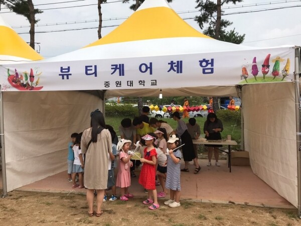 괴산고추축제에서 뷰티헬스 체험부스를 운영하는 중원대 의료뷰티케어학과.