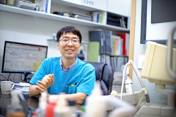 ‘반려동물과 동물권’ 강의를 맡은 박종무 교수(평화와생명동물병원 원장) (사진: 경희대 제공)