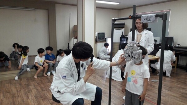강원대학교(총장 김헌영)가 다양한 ‘비교과 프로그램’ 운영으로 학생들의 역량을 강화하는 교육혁신에 앞장서고 있다. 안경광학과 비교과 프로그램 (사진: 강원대 제공)