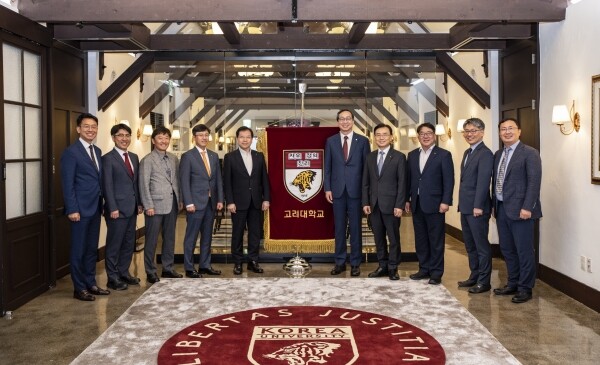 (왼쪽부터) 이준호 고려대 공과대학 사업부학장, 김성범 고려대 인간중심 AI 공동연구센터 센터장, 이학성 LS산전 사장, 김경한 한화시스템/ICT 대표, 김세용 서울주택도시공사 사장, 김중훈 고려대 공과대학장, 김명환 LG화학 사장, 김동섭 SK하이닉스 사장, 백경록 고려대 공과대학 교학부학장, 정태수 고려대 공과대학 연구부학장 (사진: 고려대 제공)