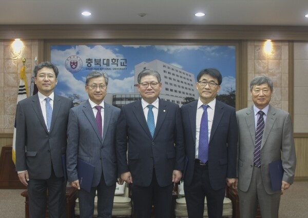 충북대는 2일  ‘대학 보직자 및 신임교원 임용(명)장 수여식’을 가졌다. (좌측부터)한찬훈 공과대학장, 최영석 교무처장, 김수갑 총장, 우선희 농업생명환경대학장, 양동석 사범대학장.