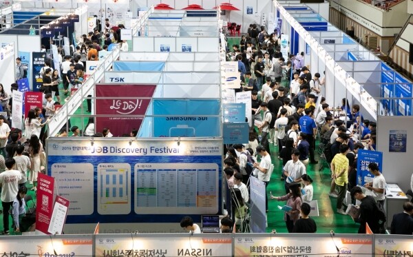 한양대가 3일 서울캠퍼스 성동구 올림픽체육관에서 개최한 ‘2019 한양 잡 디스커버리 페스티벌(Job Discovery Festival)’에 참석한 학생들이 부스에서 취업상담을 받고 있다. (사진: 한양대 제공)