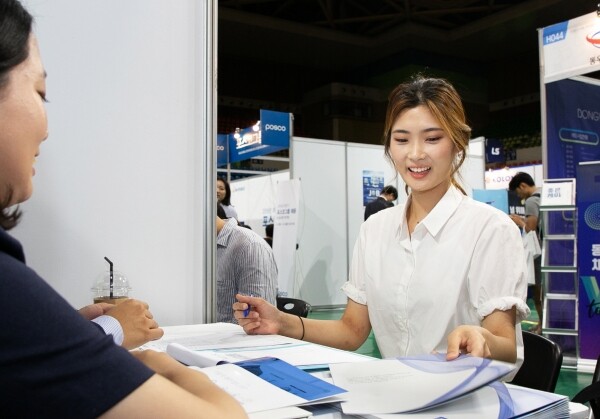 한양대가 3일 서울캠퍼스 성동구 올림픽체육관에서 개최한 ‘2019 한양 잡 디스커버리 페스티벌’에 참석한 학생(오른쪽)이 부스에서 취업상담을 받고 있다. (사진: 한양대 제공)