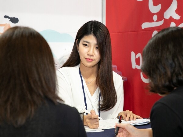 한양대가 3일 서울캠퍼스 성동구 올림픽체육관에서 개최한 ‘2019 한양 잡 디스커버리 페스티벌’에서 기업인사담당자(가운데)가 취업준비생에게 설명하고 있다. (사진: 한양대 제공)