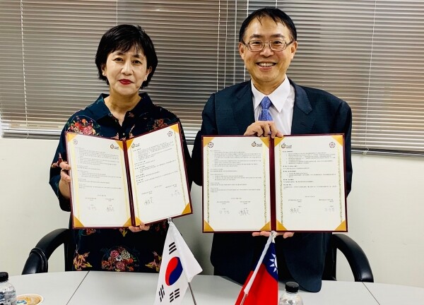 덕성여대는 대만 성오대와 공동으로 ‘성오-덕성 한국어교육센터’를 개소했다. 센터 개소식에서 덕성여대 강수경 총장(왼쪽)과 성오대 첸이웬 총장이 센터 운영에 관해 협약하고 있다. (사진: 덕성여대 제공)