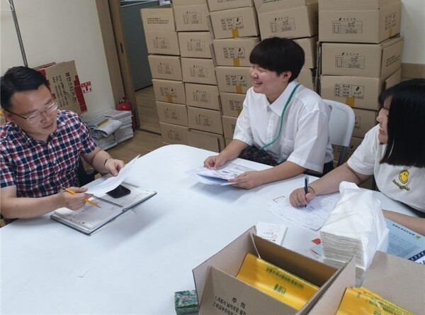 중소기업을 방문해 취재하고 있는 용인송담대 청년친화 강소기업 서포터즈단.