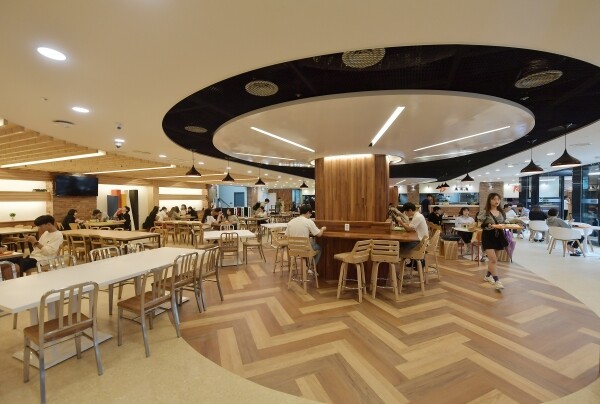 상허기념도서관 지하1층은 대대적인 공사를 거쳐 식당공간을 확대하고 야외 데크(썬큰광장)을 조성했다, 200여 평으로 넓어진 식당은 인테리어를 전면 개편해 쾌적한 환경을 만들었으며 보다 다양한 메뉴의 식단을 제공한다. (사진: 건국대 제공)