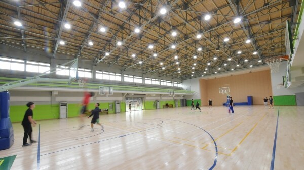 건국대는 방학기간 동안 총 공사비 2억 7,000만 원을 들여 노후화된 실내체육관의 마루(플로어)를 전면 교체하고 난간교체와 방수공사를 진행했다. (사진: 건국대 제공)