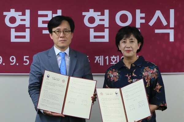 덕성여자대학교(총장 강수경)와 통일부 통일교육원(원장 백준기)은 5일 덕성여대에서 상호협력 업무협약을 체결했다. (사진: 덕성여대 제공)