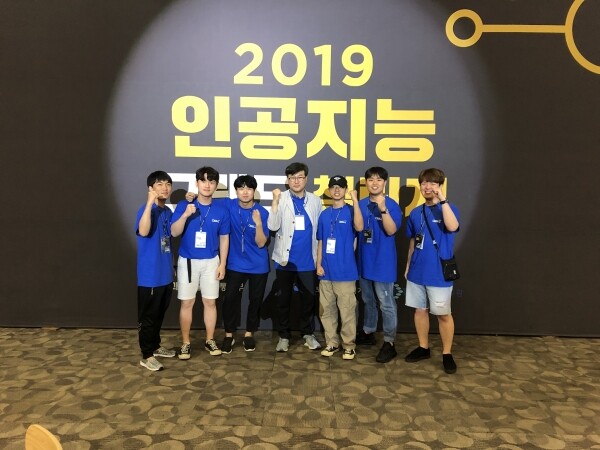 과학기술정보통신부 주최 ‘2019 인공지능 그랜드 챌린지’ 대회에서 제어지능 부문 3위를 수상한 한국항공대 DR. BooriBoori 팀. 1970년대에 방영한 KBS 인형극 부리부리 박사의 주제가 중 ‘이것저것 긁어모아 발명을 한다’는 가사가 에 착안해 팀명을 부리부리 박사로 지었다. 인형극의 주인공인 부리부리 박사는 부엉이 천재박사로, 부엉이는 드론의 감시·정찰 기능을 연상시킨다. 사진 가운데가 고상호 교수 (사진: 한국항공대 제공)