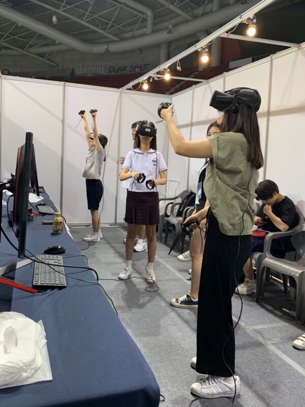 9월 6일 안양실내체육관에서 열린 ‘2019년 제4회 안양시 진로페스티벌’에서 학생들이 VR을 체험하고 있다. (사진: 성결대 제공)