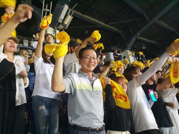 학생들과의 소통강화 및 화합을 위해 마련한 야구관람행사에 함께한 대진대 이면재 총장과 학생들.