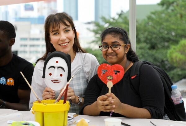 서울 성동구 서울캠퍼스에서 10일 열린 ‘외국인 유학생과 함께하는 추석행사’에 참석한 학생들이 직접 만든 탈을 들고 기념사진을 찍고 있다. (사진: 한양대 제공)