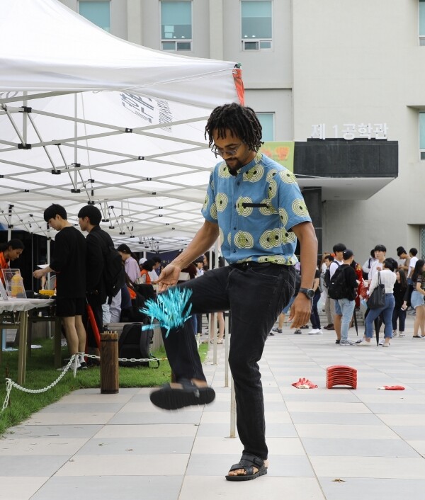 서울 성동구 서울캠퍼스에서 10일 열린 ‘외국인 유학생과 함께하는 추석행사’에 참석한 학생이 제기차기를 하고 있다. (사진: 한양대 제공)