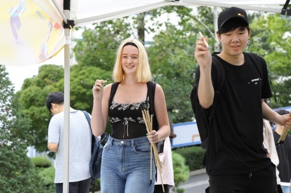 서울 성동구 서울캠퍼스에서 10일 열린 ‘외국인 유학생과 함께하는 추석행사’에 참석한 학생들이 전통놀이인 ‘투호놀이’를 하고 있다. (사진: 한양대 제공)