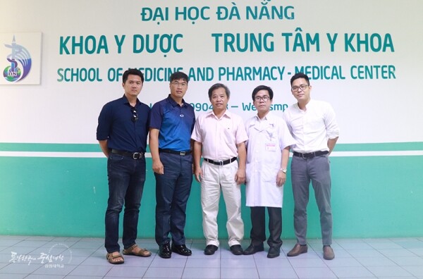 강원대학교(총장 김헌영) 보건의료교육 융합연구소는 다낭대학교 의과대학(학장 NGUYEN DANG QUOC CHAN)와 8월 29일 오후 3시 다낭대학교 의과대학 본관 2층 회의실에서 「주요업무협약」을 체결했다. (사진: 강원대 제공)