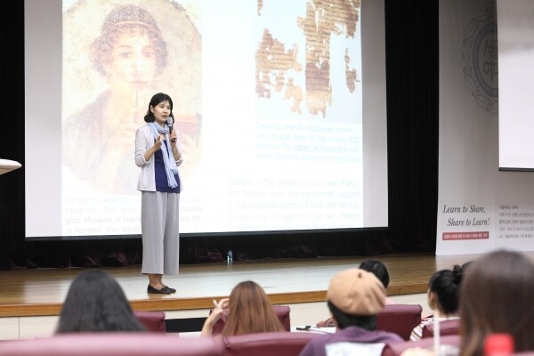 서울여자대학교(총장 전혜정)는 9월 10일 오후 3시 서울시 노원구 서울여대 50주년기념관 국제회의실에서 최영미 시인을 초청해 “세계 속의 지성인: 여성의 삶과 예술” 특강을 개최했다. (사진: 서울여대 제공)