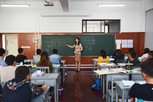 글로벌한국학전공 김은민(17학번) 졸업생 한국어 수업을 진행하고 있다. (사진: 경희사이버대 제공)