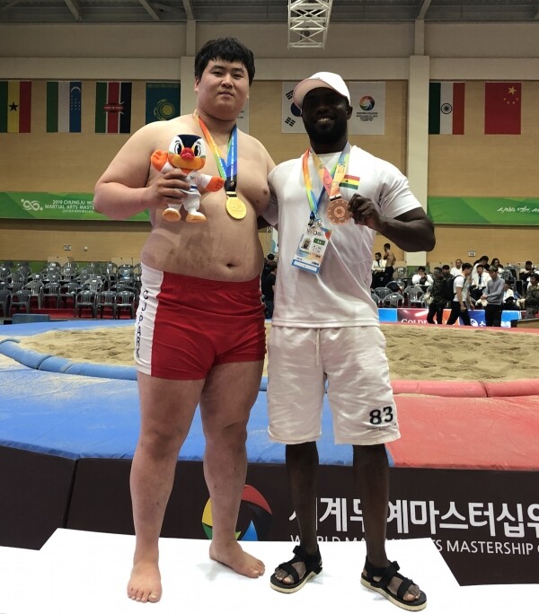 2019 충주세계무예마스터십 씨름 종목에서 금메달을 획득한 영남대 씨름부 박찬주 선수(왼쪽)와 동메달을 획득한 코피 사무엘 선수(오른쪽) (사진: 영남대 제공)