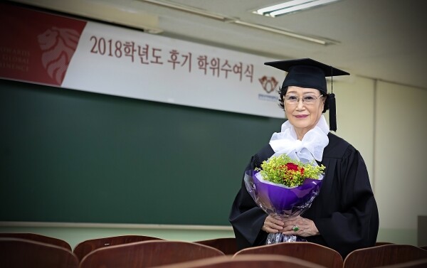 지난 8월 학사학위를 취득한 상담심리학과 이영자(15학번) 졸업생 (사진: 경희사이버대 제공)