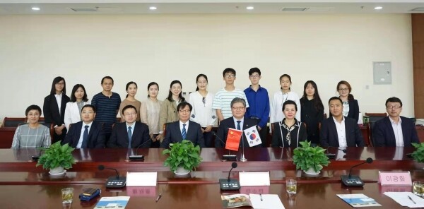 학생교류에 대한 부속협약을 체결한 충북대와 중국 하북공정대학 관계자들