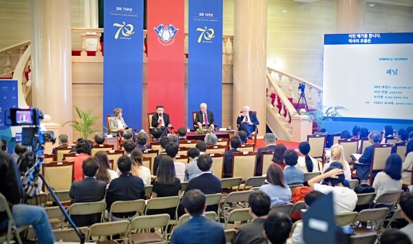 경희대학교는 9월 19일(목) 경희대 서울캠퍼스 평화의 전당에서 제38회 세계평화의 날을 기념하는 Peace BAR Festival 2019 기념식과 원탁회의를 개최했다. 사진은 원탁회의에서 토론하고 있는 이리나 보코바 경희대 미원석좌 교수, 조인원 학교법인 경희학원 이사장, 이안 던롭 로마클럽 회원, 피터 와담스 케임브리지대학교 교수.(사진 좌측부터) (사진: 경희대 제공)