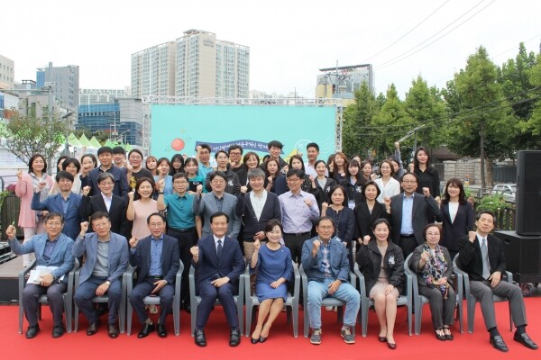 20일 성북구청 바람마당 일대에서 열린 ‘성북구청과 성신여대가 함께하는 청년창업 한마당 투어’에서 양보경 성신여대 총장(앞줄 왼쪽부터 다섯 번째)과 이승로 성북구청장(앞줄 왼쪽부터 네 번째) 등 참석자들이 기념촬영하고 있다. (사진: 성신여대 제공)