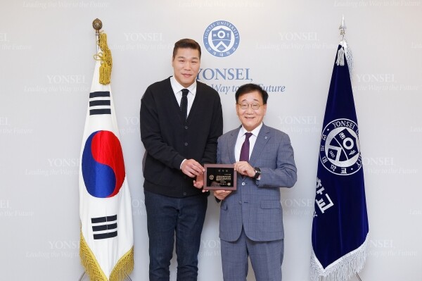 농구선수 출신 방송인 서장훈이 9월 20일 모교 연세대학교(총장 김용학)에 방문해 기부금 전달식을 가졌다. (사진: 연세대 제공)