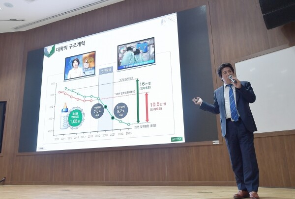 건국대학교 민상기 총장은 9월 18일 오후 교내 법학관에서 재학생들을 대상으로 '4차 산업혁명시대의 인재상'을 주제로 특강을 개최했다. (사진: 건국대 제공)