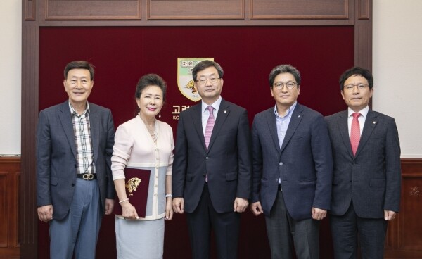 (왼쪽부터) 임국환 명예교수, 주혜란 박사, 정진택 총장, 이종태 보건과학대학장, 송혁기 대외협력처장 (사진: 고려대 제공)