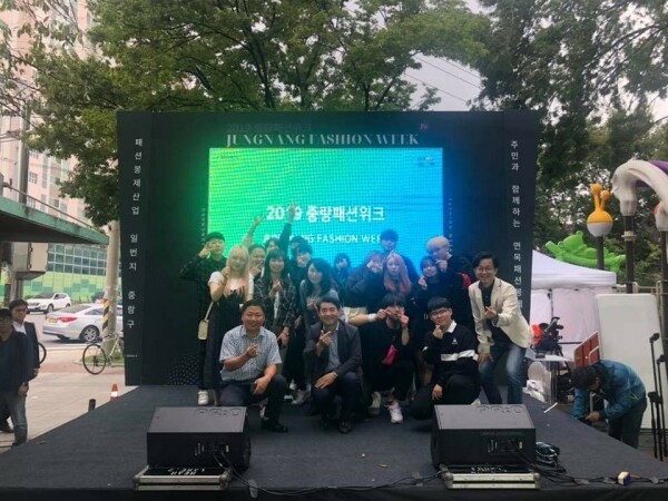 서일대학교(총장 우제창) 동아리 ‘막내동이’와 ‘모스트’가 ‘2019 중랑구패션위크’에서 축하공연을 펼쳤다. (사진: 서일대 제공)