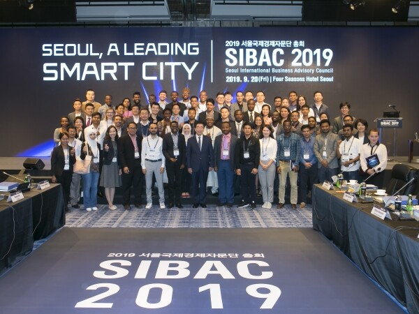 서울시·환경부·국토교통부에서 초청된 해외공무원 30개 국 62명(서울시립대 국제도시과학대학원 소속)이 서울시 초청으로 9월 20일 ‘세계를 선도하는 스마트시티 서울’(Seoul, A Leading Smart City) 주제로 열린 2019 서울국제경제자문단(SIBAC) 총회에 참석했다. (사진: 서울시립대 제공)