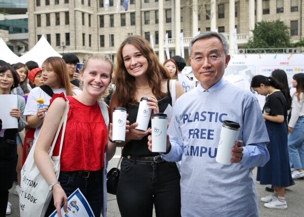 플라스틱 프리 캠퍼스를 지향하는 한양대학교의 김우승 총장이 25일 서울 성동구 서울캠퍼스에서 외국인 학생들에게 텀블러를 증정하고 기념 촬영을 하고 있다. 한양대는 개교 80주년 가을축제(9.25~27)를 계기로 친환경 캠퍼스 조성을 위한 교내구성원의 적극적인 동참을 독려할 예정이다. (사진: 한양대 제공)
