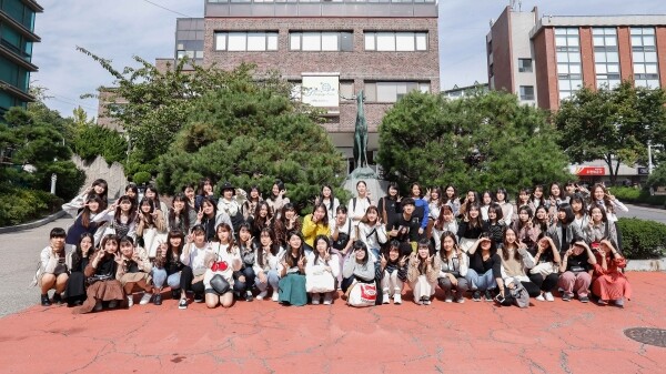 일본 대학생 60여 명이 상명대학교 학생들과 교류를 위해 학교를 방문했다. (사진: 상명대 제공)
