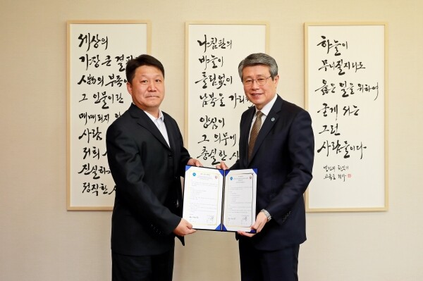 오른쪽부터 삼육대 김성익 총장, 산동성건직업전문대학 펑 뤠이 부총장 (사진: 삼육대 제공)