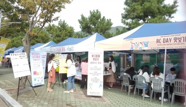 창원대 개교 50주년 기념 대동제 기간 중 대학의 비교과프로그램 홍보 행사 모습