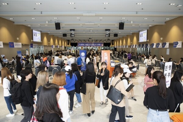 숙명여대가 지난 25~26일 이틀간 교내 제2창학캠퍼스 눈꽃광장홀에서 ‘2019 숙명행복성장주간’ 행사를 개최했다. (사진: 숙명여대 제공)