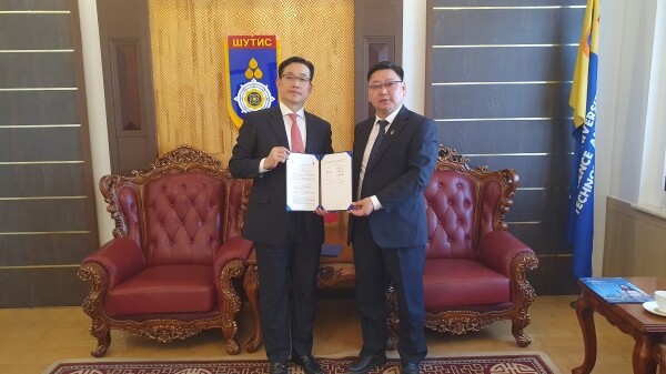 남서울대 대외국제교류처장 윤태훈 교수(왼쪽)와 몽골 국립과학기술대학교 바타르 어치르바트 총장(오른쪽)가 기념촬영을 하고있다