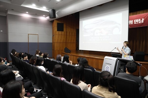 서울여자대학교(총장 전혜정) 산학협력단(단장 허종호 교수)은 9월 26일 오후 3시 서울시 노원구 서울여대 바롬인성교육관 국제회의실에서 크리에이터 메이커 다은쌤을 초청해 ‘크리에이터로 살아가기’ 주제로 창업CEO 특강을 개최했다. (사진: 서울여대 제공)