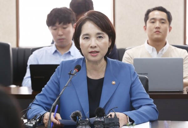 26일 열린 제13차 교육신뢰회복 추진단에서 유은혜 부총리 겸 교육부장관(출처: 교육부)<br>