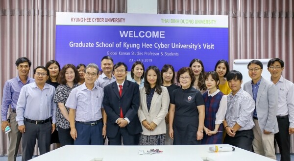 경희사이버대학교 글로벌한국학전공 장미라 교수와 글로벌한국학전공 재학생, 베트남 타이빈즈엉대학교 총장 및 교직원이 단체사진을 촬영했다. (사진: 경희사이버대 제공)
