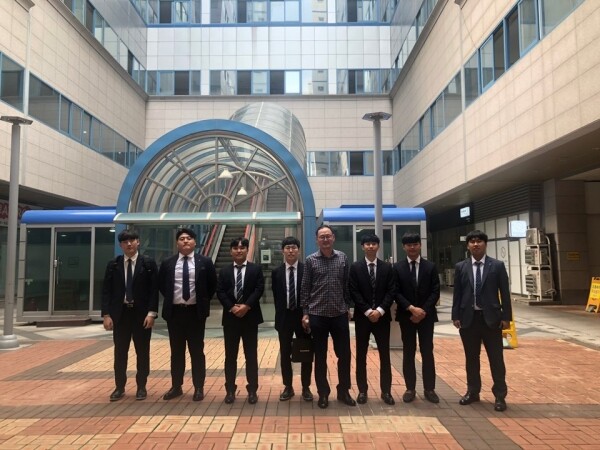 영남이공대학교(총장 박재훈) 대학일자리센터는 원거리의 면접 및 직무인적성검사를 앞둔 재학생과 졸업생을 대상으로 차량을 지원하고 면접지까지 동행지도를 실시하는 면접지원 서비스를 운영하고 있다. (사진: 영남이공대 제공)