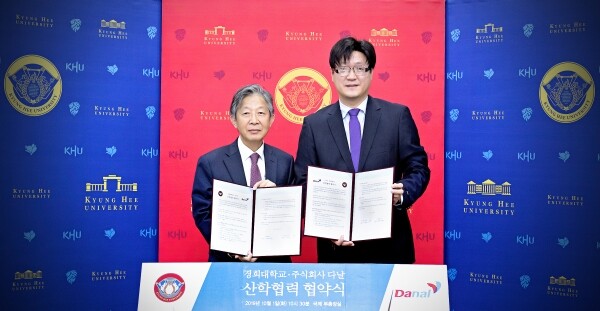 경희대학교와 ㈜다날이 10월 1일, 국제캠퍼스 부총장실에서 산학협력 협약을 체결했다. 협약을 체결한 후 기념사진을 찍고 있는 백운식 경희대 국제부총장(왼쪽)과 최병우 ㈜다날 대표이사(오른쪽). (사진: 경희대 제공)