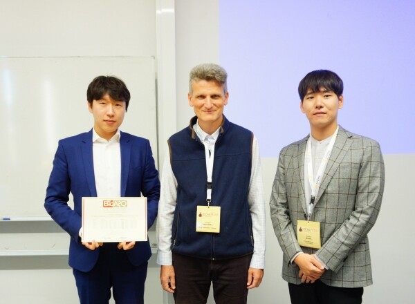 (왼쪽부터) 윤원진 박사과정(고려대), Prof. Georgios Paliouras (BioASQ조직위원), 정민별 석사과정(고려대)이 BioASQ 시상식에서 기념촬영을 하고 있다. (사진: 고려대 제공)