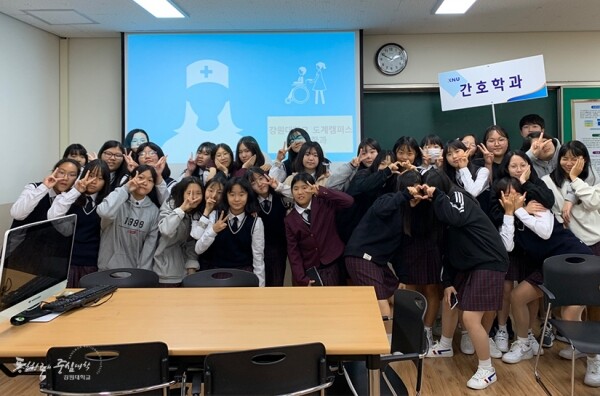 강원대학교(총장 김헌영)는 10월 2일 도계캠퍼스 보건과학관에서 도계여자중학교 1학년 학생 33명을 대상으로 ‘진로탐색 학과체험 프로그램’을 실시했다. (사진: 강원대 제공)