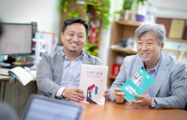 경희대학교 스마트관광연구소가 한국연구재단 사회과학연구지원사업(SSK) 대형 단계에 선정됐다. 스마트관광연구소 정남호 소장(오른쪽, 호텔경영학과 교수)과 구철모 부소장(왼쪽, 컨벤션경영학과 교수)은 “이번 과제를 통해 ‘포용과 혁신의 사회적 가치 창출’이라는 국가적 패러다임에 중요한 역할을 할 것”이라고 말했다.