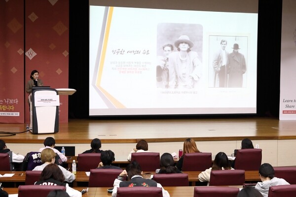 서울여자대학교(총장 전혜정)는 10월 1일과 8일 양일 간 서울시 노원구 서울여대 50주년기념관 국제회의실에서 패션연구가 이희승 박사를 초청해 ‘세계 속의 지성인: 여성의 삶과 예술’ 특강을 개최했다. (사진: 서울여대 제공)