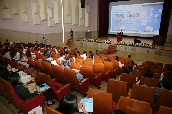 동국대학교(총장 윤성이)는 10월 11일 오후 1시부터 5시까지 동국대 본관 중강당에서 ‘대학교육혁신 EXPO-대학의 미래와 혁신’을 주제로 심포지엄을 개최했다. (사진: 동국대 제공)