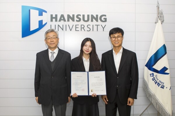 (왼쪽부터) 이상한 한성대 총장, 황혜준 씨, 최천근 학생처장 (사진: 한성대 제공)